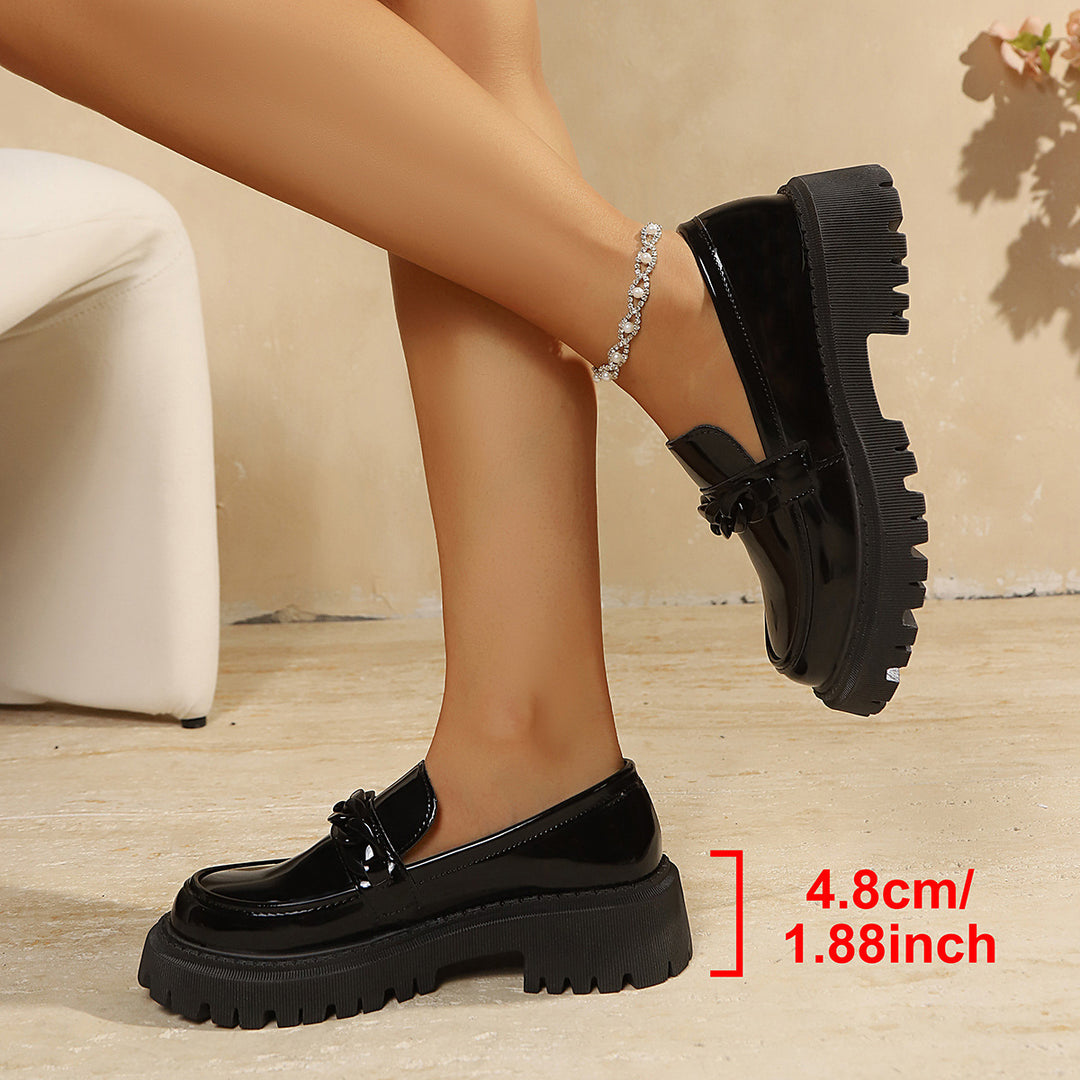 Damen Klobige Lack‑Loafer mit grober Profilsohle und Kettenverzierung Nord Taschen