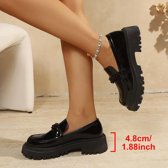 Damen Klobige Lack‑Loafer mit grober Profilsohle und Kettenverzierung Nord Taschen