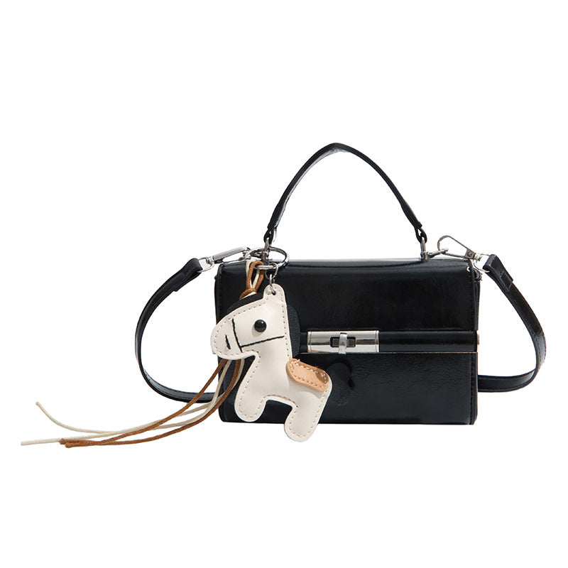 Damen elegante Handtasche im strukturierten Design mit verspieltem Anhänger Nord Taschen