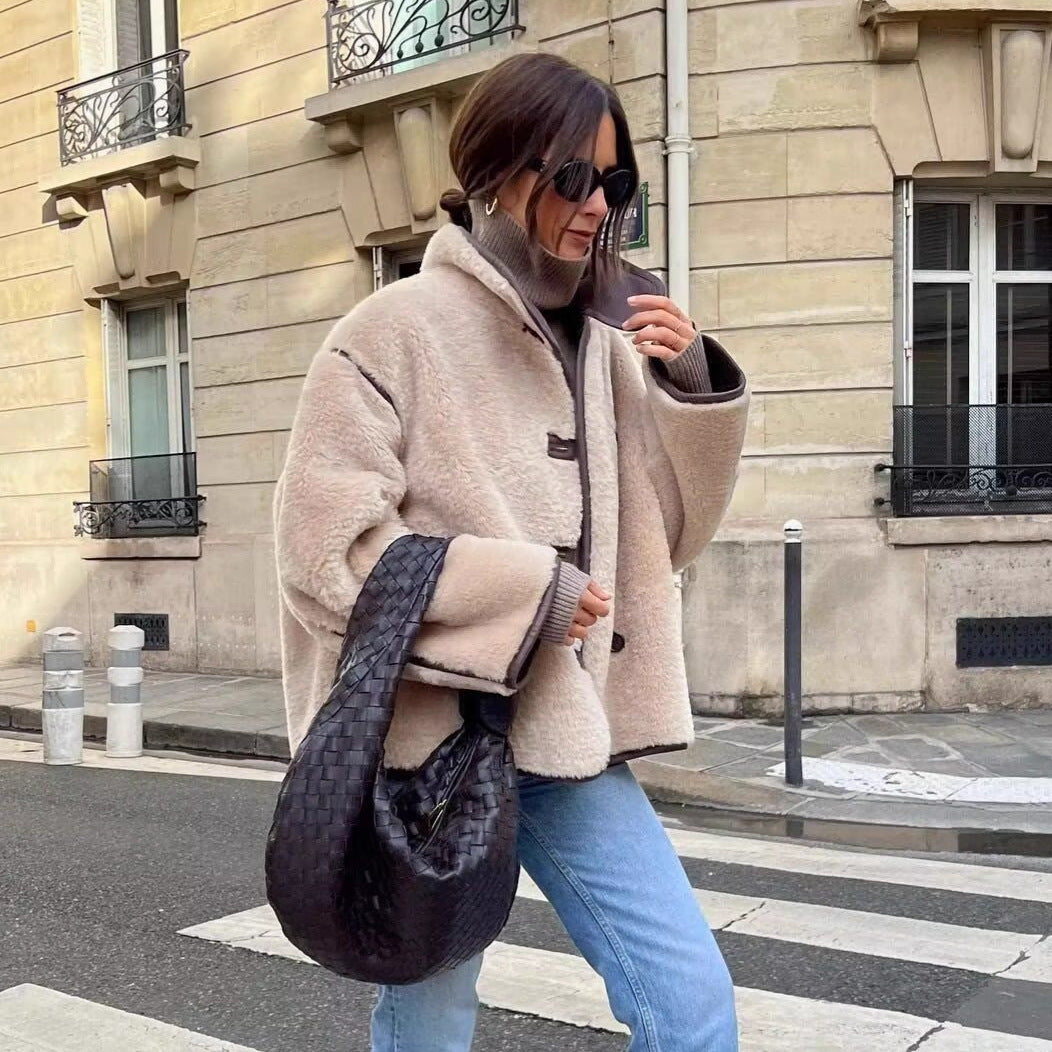 Damen Kurz geschnittener Oversize Teddy-Mantel mit Stehkragen und Kontrastpaspeln Nord Taschen