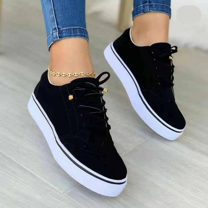 Damen Sneaker im eleganten Design mit klassischer Brogue-Detailierung