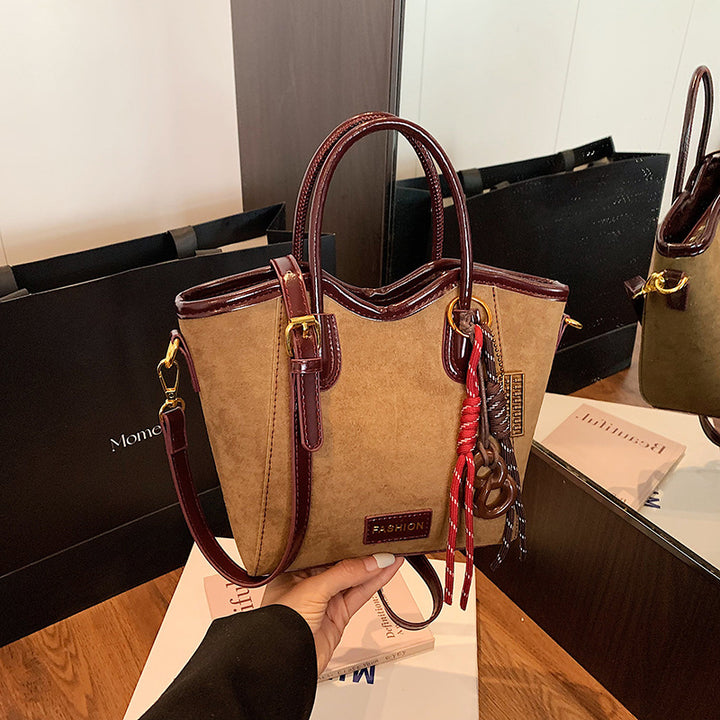 Damen modische Handtasche im eleganten Design mit verspieltem Anhänger Nord Taschen