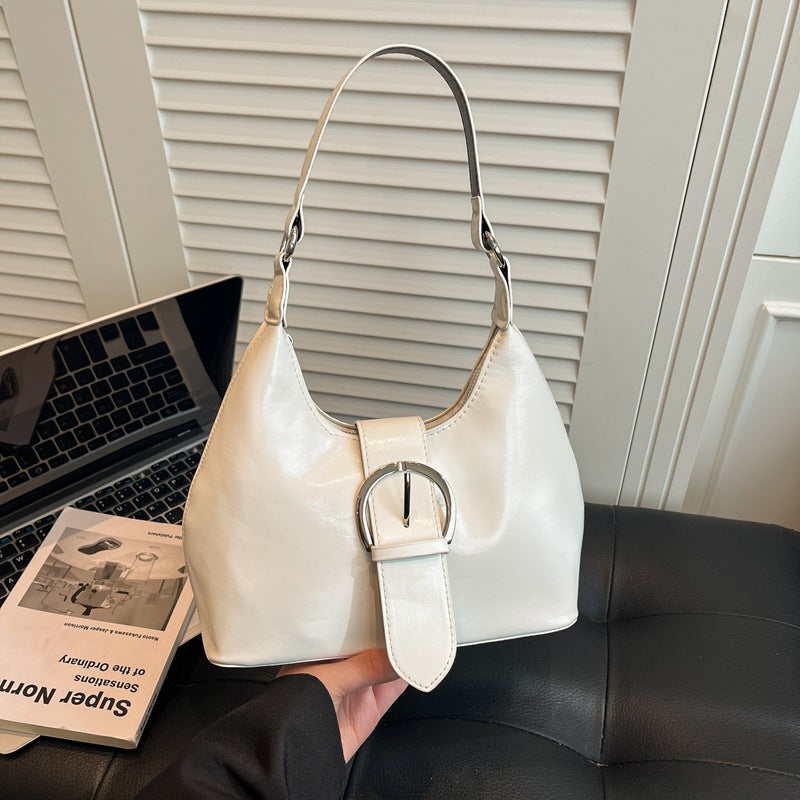 Damen Hobo-Tasche mit elegantem Gurtverschluss und glänzender Oberfläche Nord Taschen