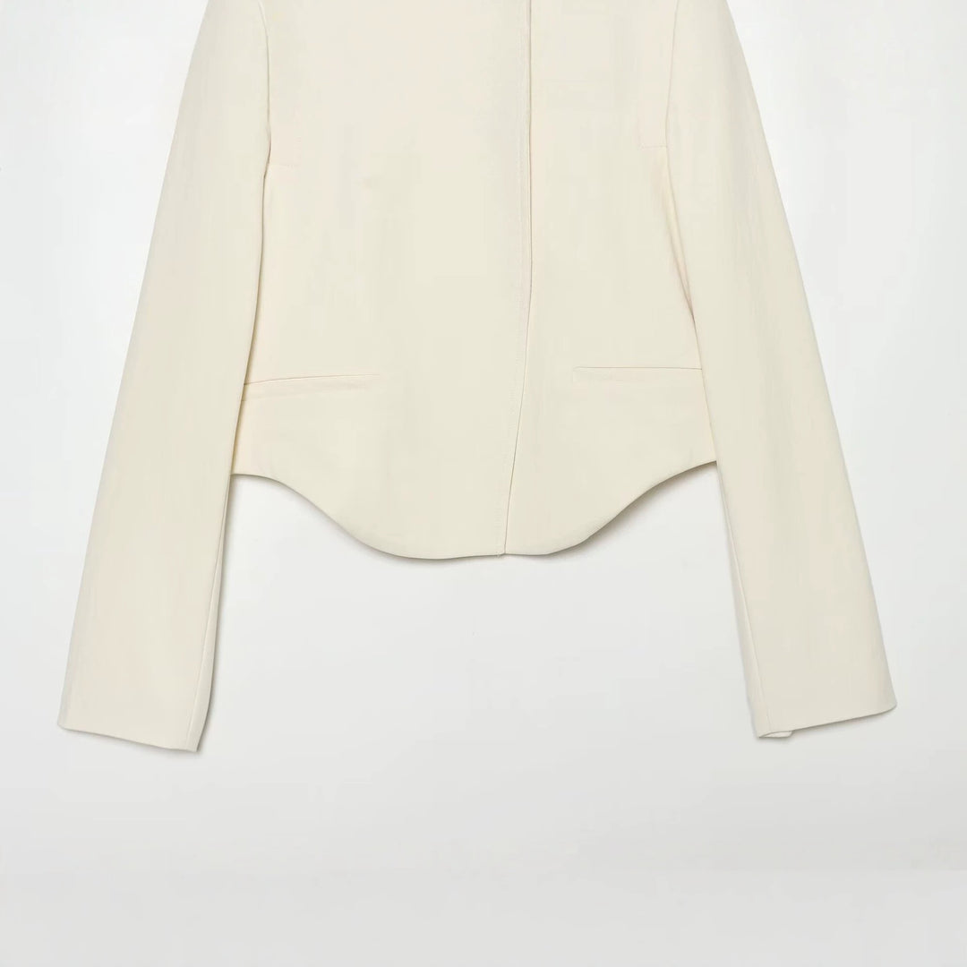 Damen Kurzer taillierter Blazer mit Stehkragen, asymmetrischer Knopfleiste und geschwungenem Saum Nord Taschen