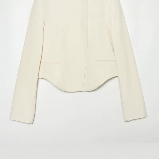 Damen Kurzer taillierter Blazer mit Stehkragen, asymmetrischer Knopfleiste und geschwungenem Saum Nord Taschen