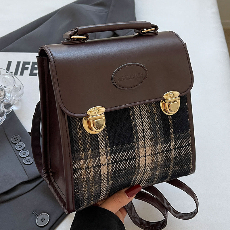 Damen Umhängetasche mit eleganter Karostruktur und hochwertigen Metallelementen Nord Taschen