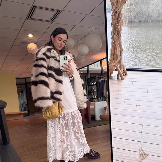 Damen Gestreifter Oversize Kunstpelz-Mantel mit kurzem Boxy-Schnitt Nord Taschen