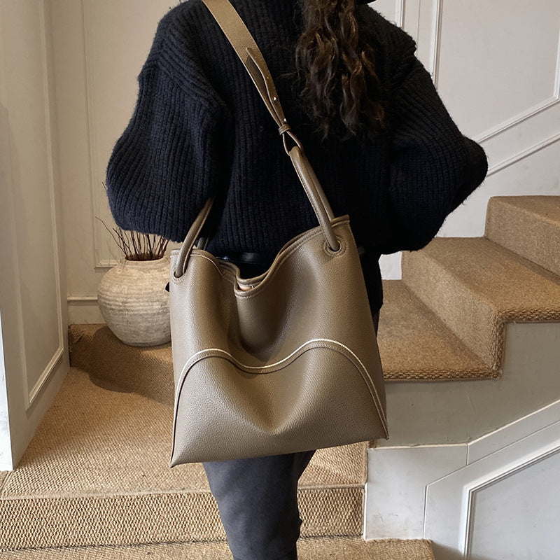 Damen Hobo-Tasche aus geschmeidigem Kunstleder mit modernen Akzenten Nord Taschen