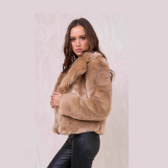Damen Kurze Plüschjacke mit voluminösem Schalkragen und kastiger Silhouette Nord Taschen