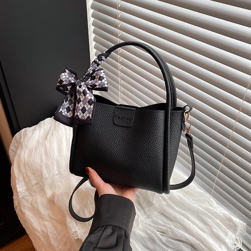 Damen Handtasche mit strukturiertem Kunstleder und elegantem Innenfach Nord Taschen