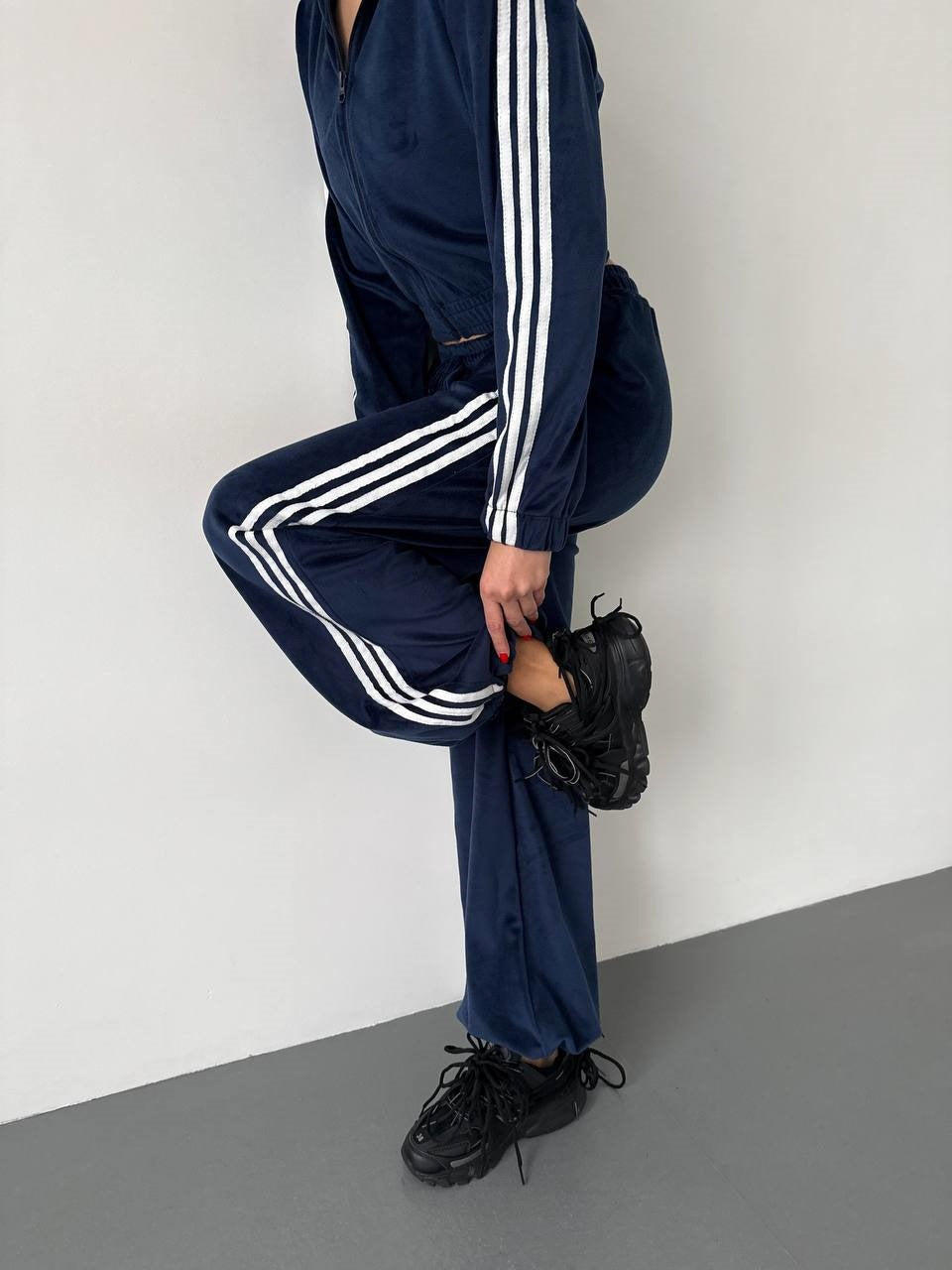 Damen Retro-Samt Trainingsanzug mit seitlichen Streifen, hochgeschnittener Bund und Reißverschluss Nord Taschen