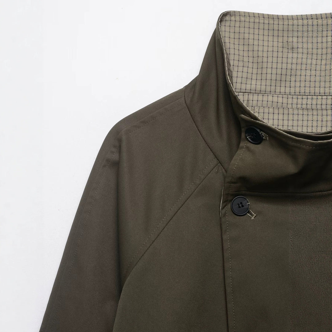 Damen kurzes Cape‑Mantel mit hohem Stehkragen, verdeckter Knopfleiste und Eingrifftaschen Nord Taschen