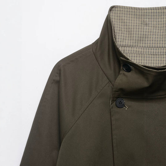 Damen kurzes Cape‑Mantel mit hohem Stehkragen, verdeckter Knopfleiste und Eingrifftaschen Nord Taschen