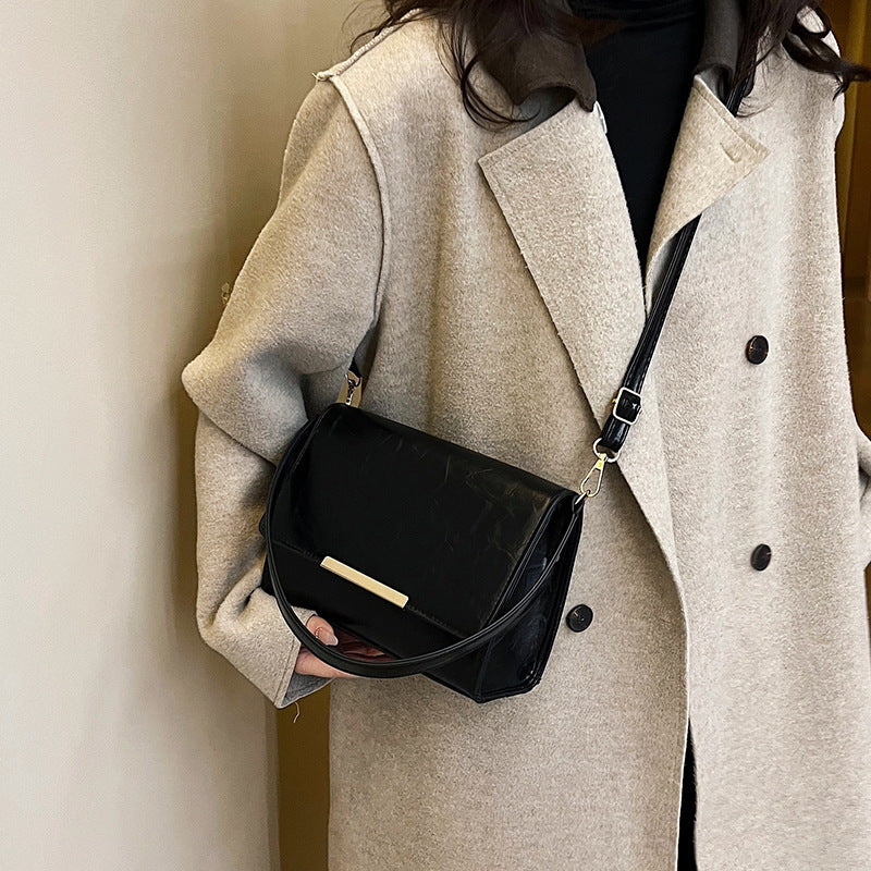 Damen modische Crossbody-Tasche mit edlem Klappdeckel Nord Taschen
