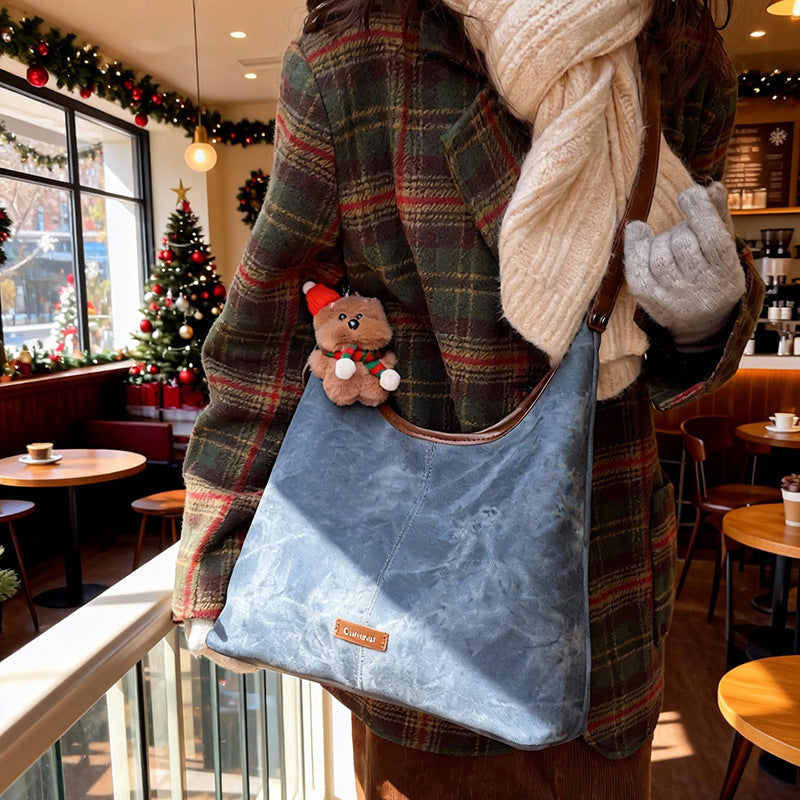 Damen Hobo-Tasche aus weichem, gewaschenem Material mit süßem Anhänger Nord Taschen