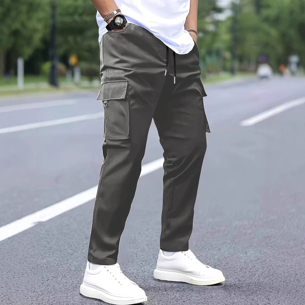 Herren Slim‑Tapered Cargo‑Jogginghose mit Tunnelzugbund, Klappentaschen und Metallringdetail Nord Taschen