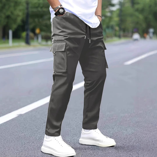 Herren Slim‑Tapered Cargo‑Jogginghose mit Tunnelzugbund, Klappentaschen und Metallringdetail Nord Taschen