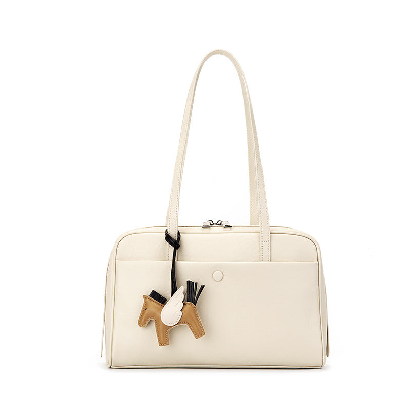 Damen Handtasche im eleganten Design mit verspieltem Anhänger Nord Taschen