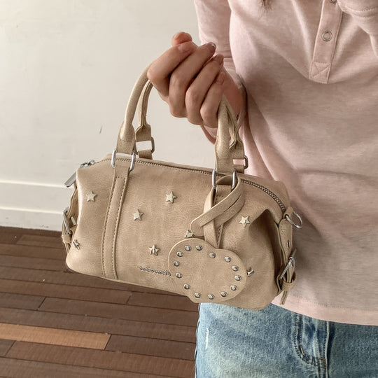 Damen elegante Handtasche mit herzförmigem Anhänger und funkelnden Sternapplikationen Nord Taschen