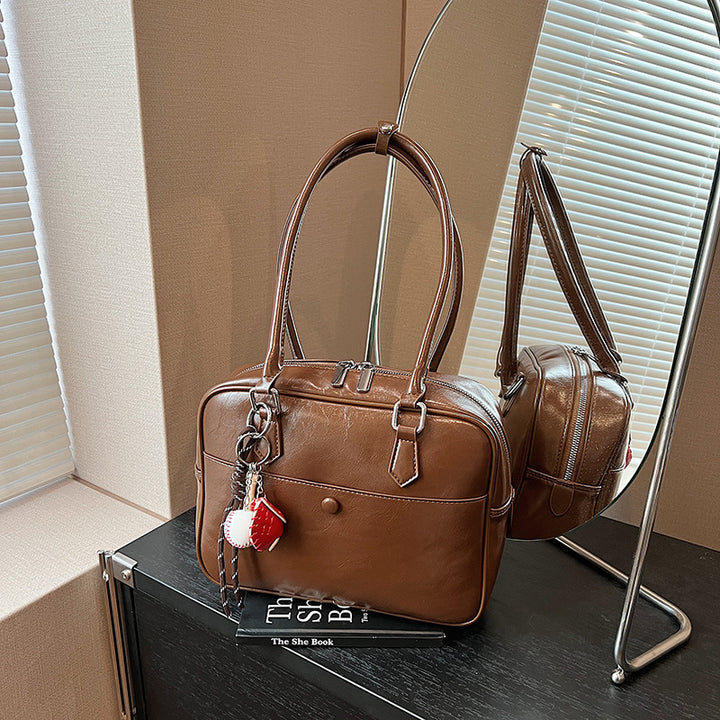 Damen praktische Lederhandtasche mit charmantem Anhänger Nord Taschen