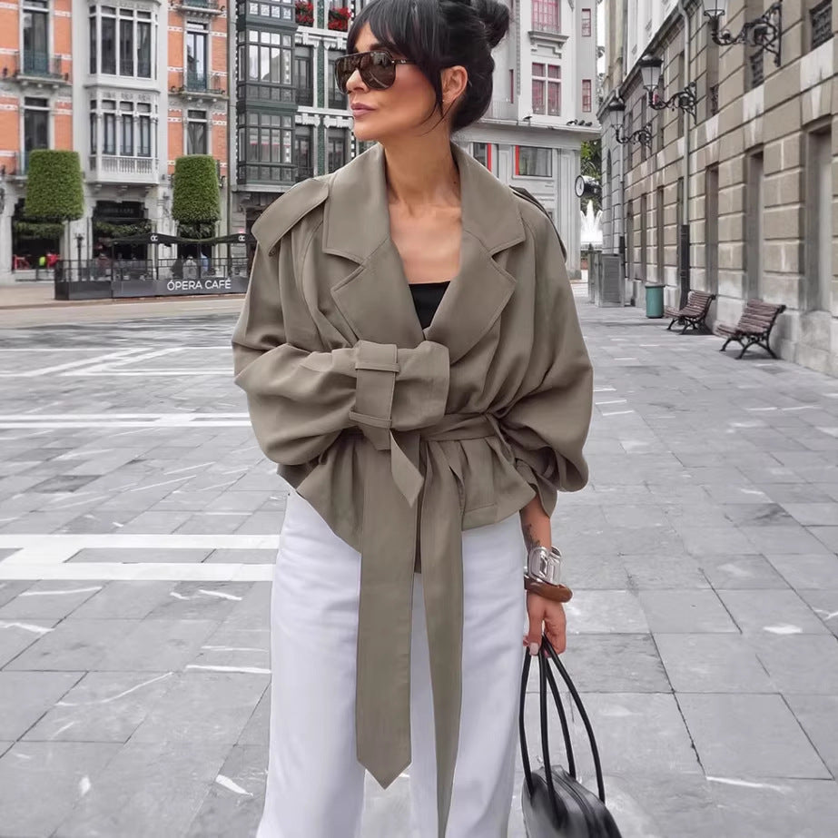 Damen Leichte Kurztrenchjacke mit weiten Revers, langen Bindegürtel und verstellbaren Manschetten Nord Taschen