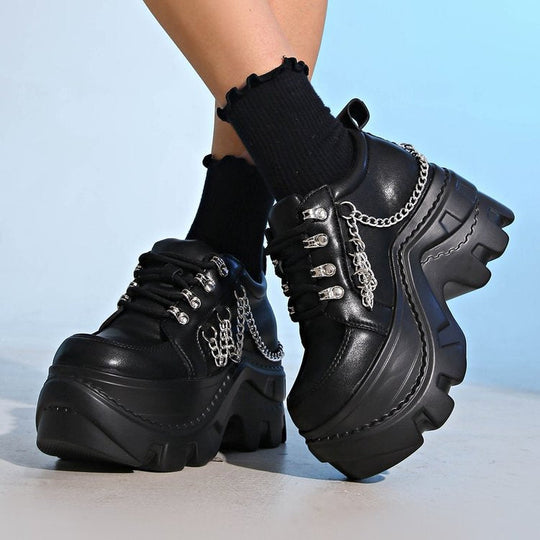 Damen Chunky Sneaker mit glanzvollen Kettenakzenten