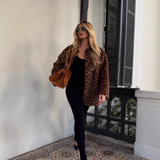 Damen Kurz-Mantel aus veganem Faux-Fur mit Leoparden-Print und kastiger Silhouette Nord Taschen