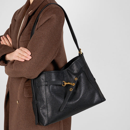 Damen Schultertasche mit elegantem Schnitt und goldenen Akzenten Nord Taschen