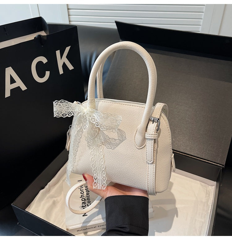 Damen stilvolle Handtasche mit dekorativem Spitzenanhänger Nord Taschen