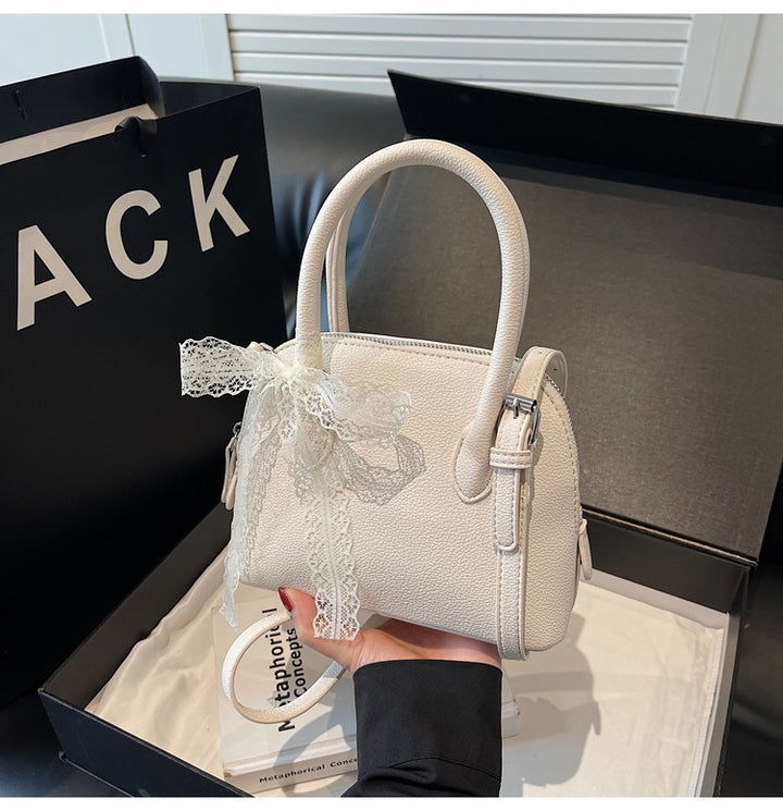 Damen stilvolle Handtasche mit dekorativem Spitzenanhänger Nord Taschen
