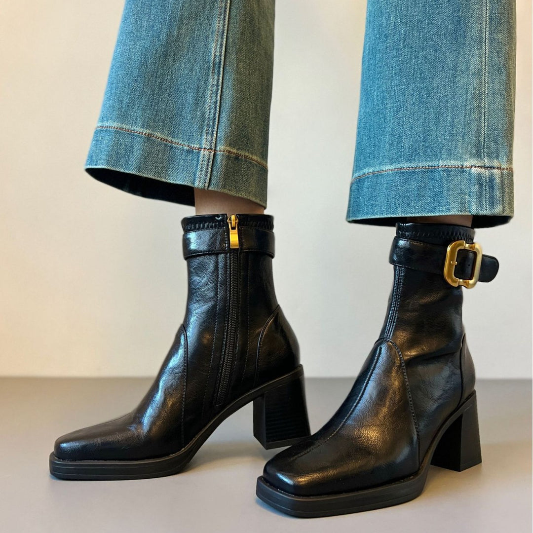 Damen knöchelhohe Glattleder‑Stiefelette mit markantem Blockabsatz, Plateau‑Sohle, seitlichem Reißverschluss und dekorativem Gurt Nord Taschen