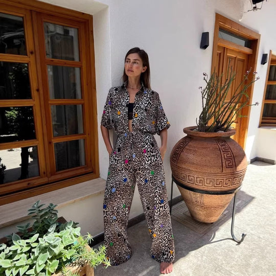 Damen zweiteiliges Safari-Print Loungewear-Set mit kurzärmeliger Hemdbluse und weitem hochgeschnittenen Palazzohose Nord Taschen
