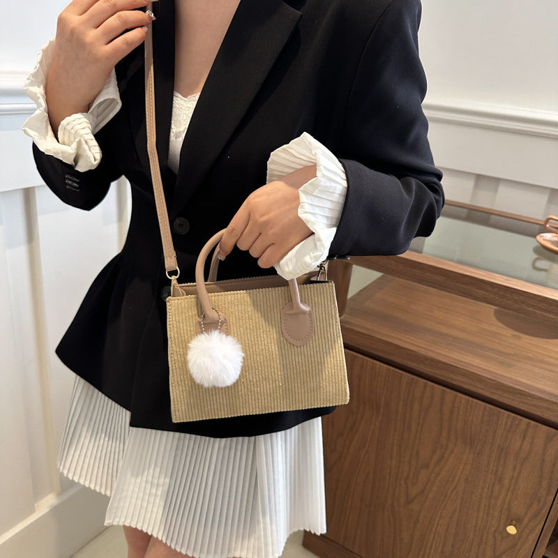 Damen praktische Handtasche mit abnehmbarem Pompon Nord Taschen