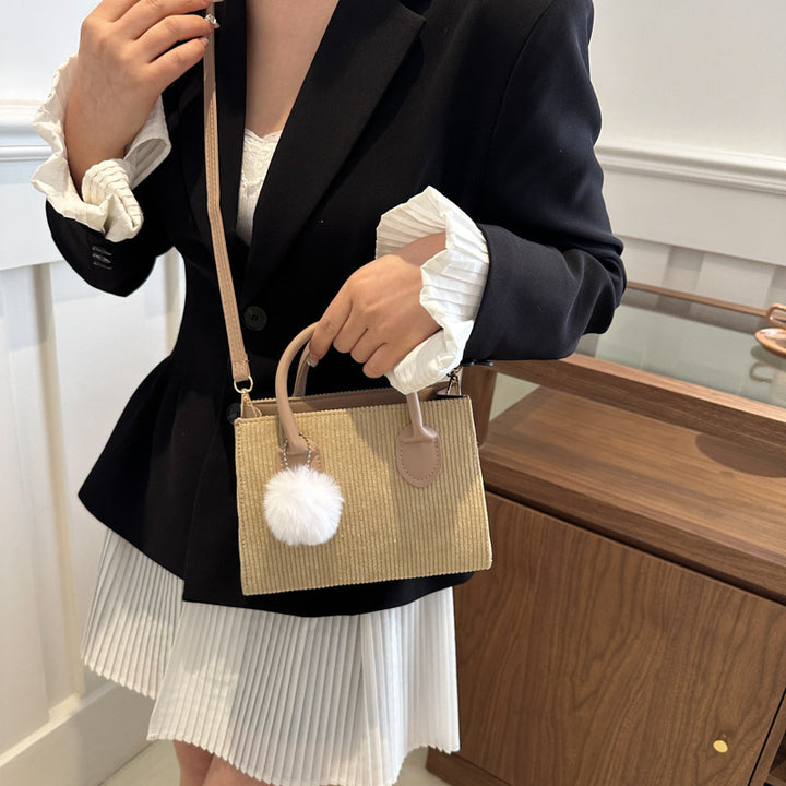 Damen praktische Handtasche mit abnehmbarem Pompon Nord Taschen