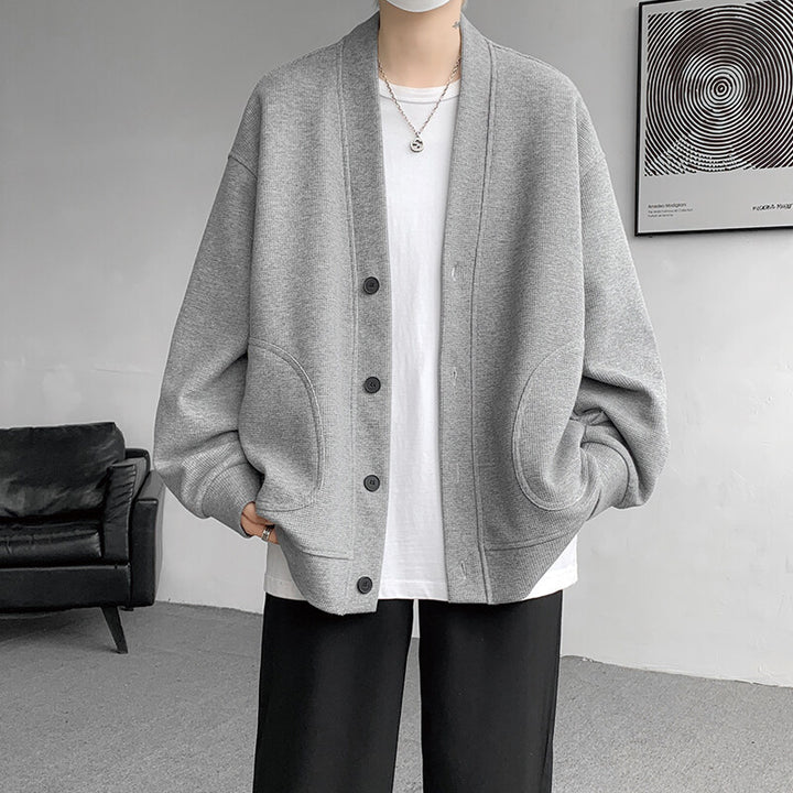 Herren oversized Strickcardigan mit V-Ausschnitt, aufgesetzten Rundtaschen und lässiger Drop-Shoulder-Silhouette Nord Taschen