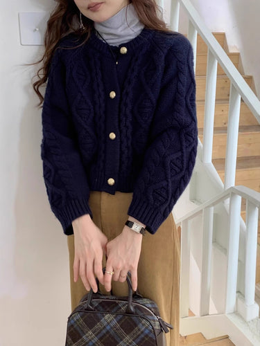 Damen Kurzer Zopfmuster-Cardigan mit goldenen Schmuckknöpfen Nord Taschen