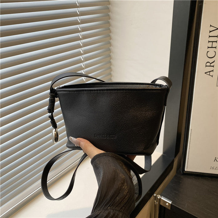 Damen kleine Umhängetasche mit strukturiertem Leder Nord Taschen