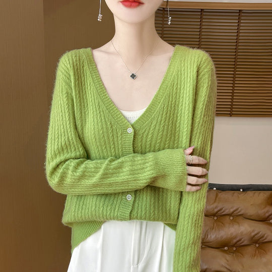Damen Kurzgeschnittener Feinstrick-Cardigan mit V‑Ausschnitt, feiner Rippenstruktur und Perlmuttknöpfen Nord Taschen