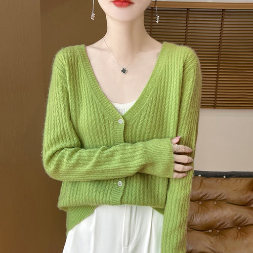 Damen Kurzgeschnittener Feinstrick-Cardigan mit V‑Ausschnitt, feiner Rippenstruktur und Perlmuttknöpfen Nord Taschen