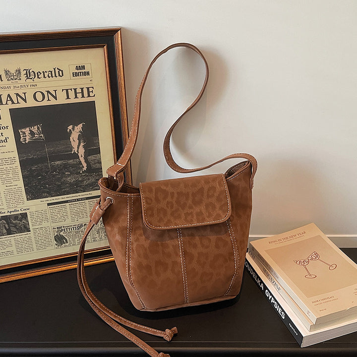 Damen Umhängetasche mit elegantem Leo-Muster und charmanten Details Nord Taschen