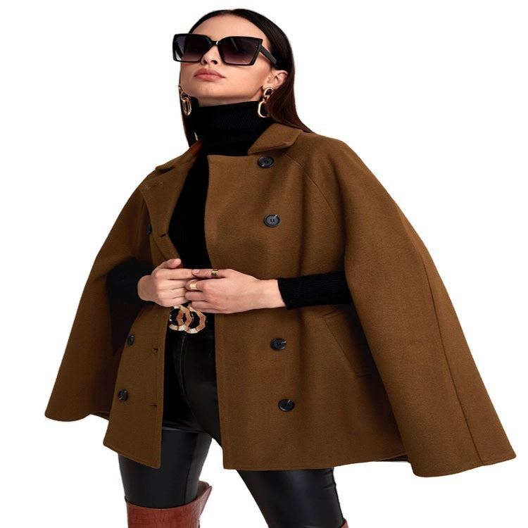 Damen Kurzcape-Mantel im Boxy-Tailoring mit verdeckten Ärmelschlitzen und Reverskragen Nord Taschen