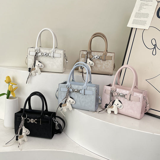 Damen Handtasche im modernen Minimalismus-Stil mit verspieltem Anhänger Nord Taschen