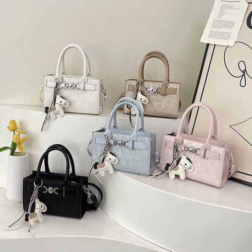 Damen Handtasche im modernen Minimalismus-Stil mit verspieltem Anhänger Nord Taschen