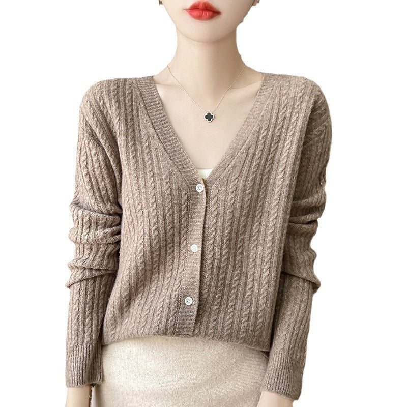 Damen Kurzgeschnittener Feinstrick-Cardigan mit V‑Ausschnitt, feiner Rippenstruktur und Perlmuttknöpfen Nord Taschen