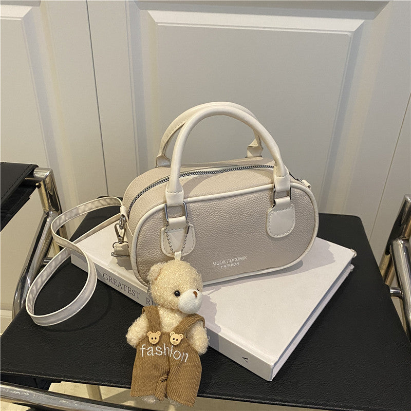 Damenschultertasche mit modernem Design und verspieltem Plüschanhänger Nord Taschen