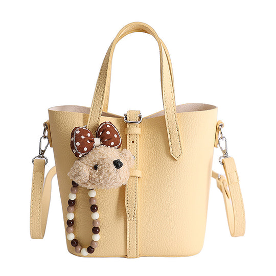 Damen Handtasche mit verspieltem Tieranhänger und hochwertiger Textur Nord Taschen