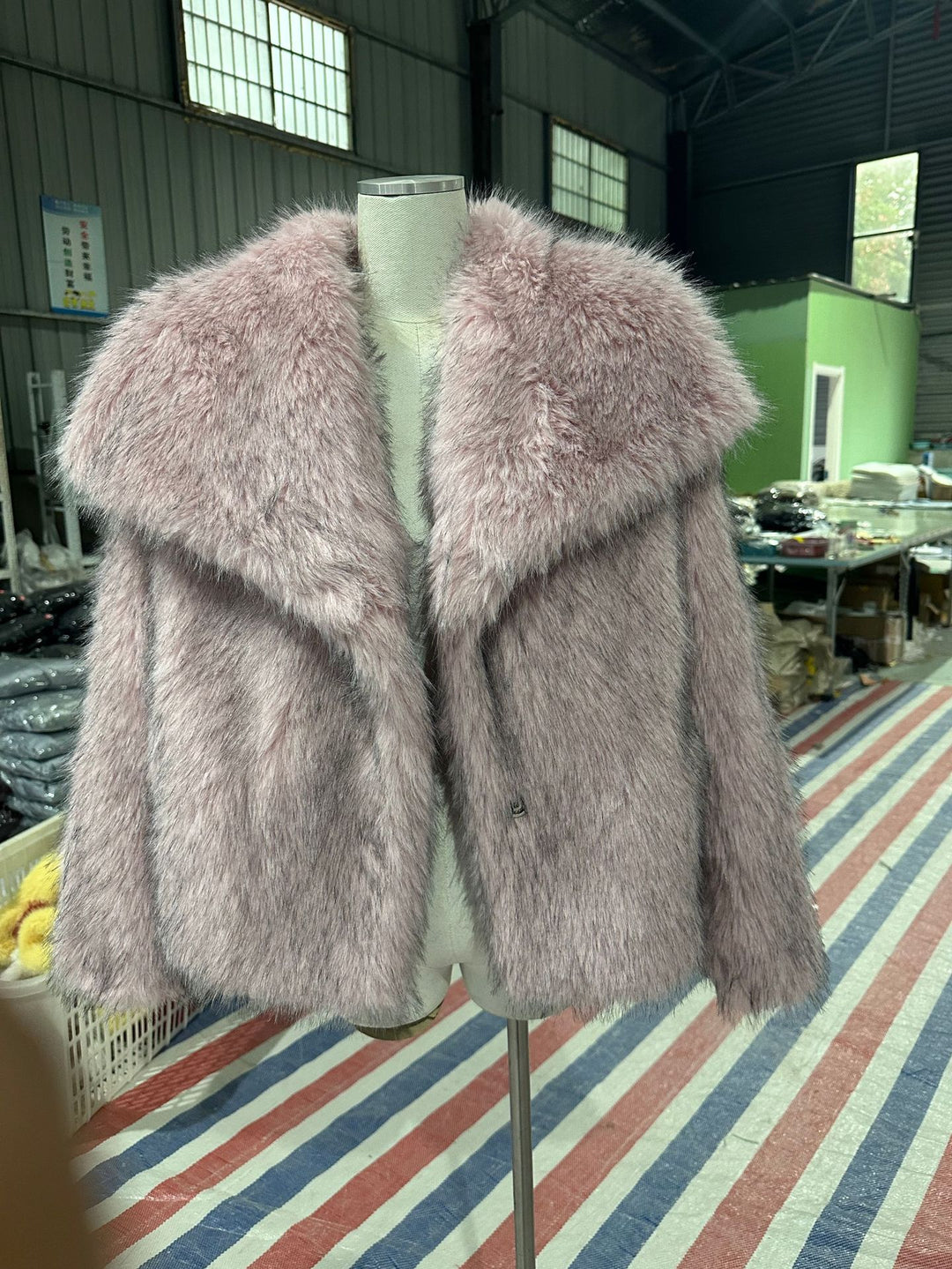 Damen Kurzbolero im Boxy-Cut aus veganem Shaggy-Kunstpelz mit XXL-Schalkragen Nord Taschen