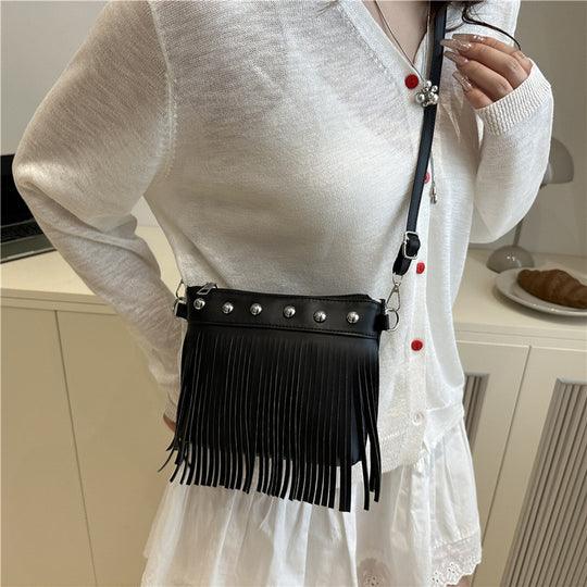 Damen Umhängetasche mit fransigem Design und eleganten Metallakzenten Nord Taschen