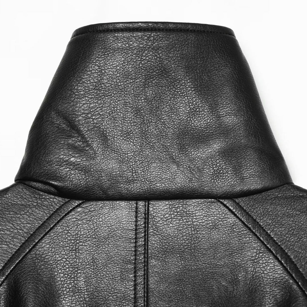 Damen Kurze Lederimitat-Jacke mit hohem Stehkragen, Doppelreihe und Kordelzugbund Nord Taschen