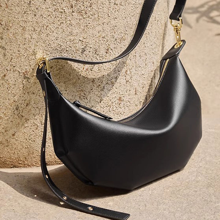 Damen Hobo-Tasche mit modernem, geschwungenem Design und goldenen Akzenten Nord Taschen